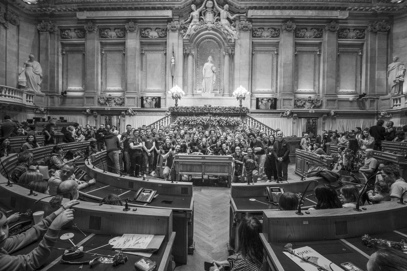 Foto de grupo da JOP na Assembleia da República depois de um concerto inserido nas comemorações do 25 de Abril
