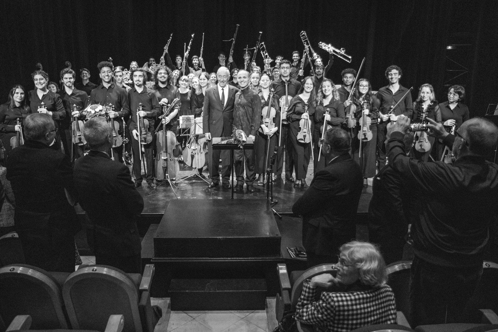 Foto de grupo da Jovem Orquestra Portuguesa com o presidente da República, nas comemorações dos 50 anos do 25 de Abril